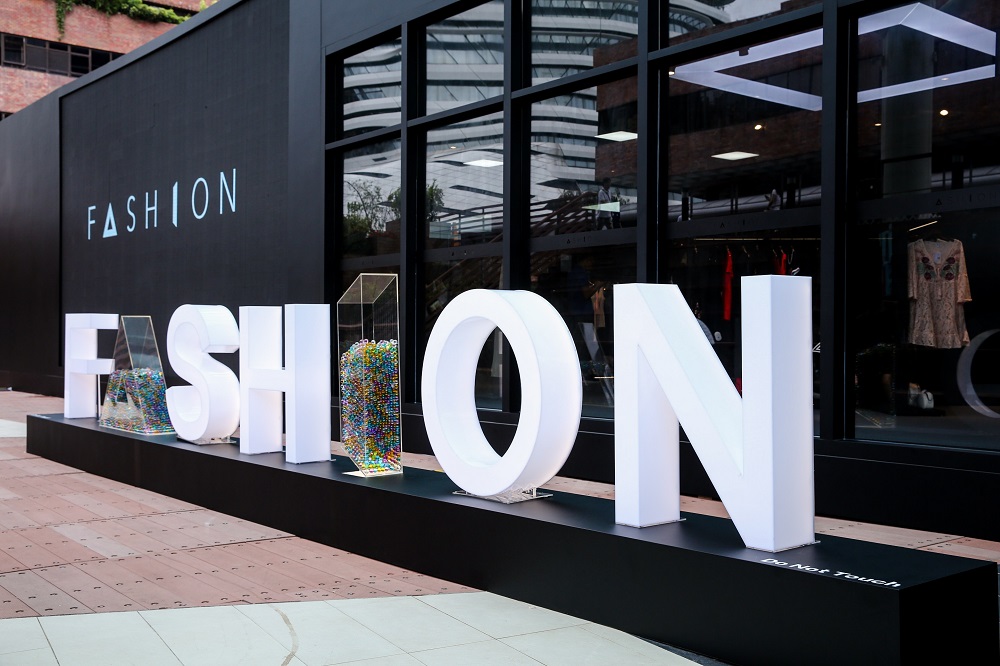 阿里巴巴研發的FashionAI項目與GUESS於2018年7月5日至7日，在香港理工大學設有概念店，向大家展示「人工智能+時尚」如何提升消費者購物體驗。