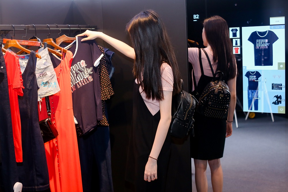 FashionAI概念店內的衣服已經裝有智能鎖扣，消費者看衣服時AI系統可以感應得到，並在智能屏上展示相關衣服的訊息及配搭推薦。