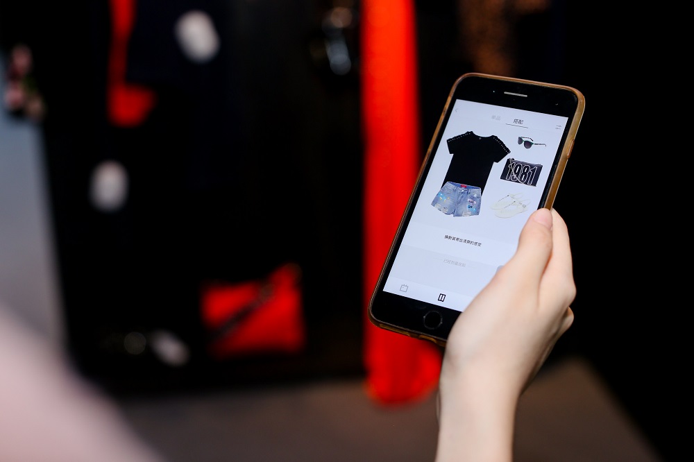 FashionAI還可以把消費者的購物旅程從線下延續至線上，可以通過手機淘寶瀏覽曾試穿和购买的衣服，以及其他配搭推薦。