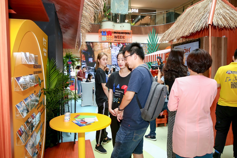 「馬來西亞周」的活動不只在線上的天貓、飛豬及阿里巴巴B2B平台發生，線下也在杭州嘉里中心內舉辦豐富多彩的快閃活動。