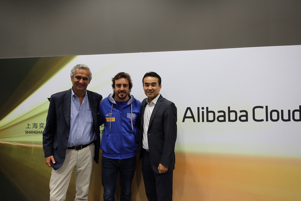 左起為阿里巴巴南歐區總經理Rodrigo Cipriani Foresio（羅德里戈‧奇普里亞尼）、Fernando Alonso （阿朗素），以及阿里雲歐洲區總經理王業明。