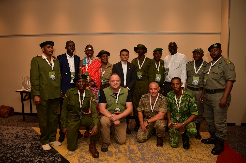 馬雲與非洲巡護員獎勵基金的獲獎者合照。