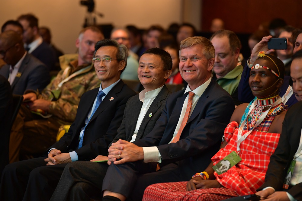 馬雲與中國駐南非共和國特命全權大使林松添（左一），聯合國副秘書長、聯合國環境署執行主任Erik Solheim（右二），以及伊瓦索獅子保護組織野外作業兼社區管理負責人Jeneria Lekilelei（右一） 在活動現場。