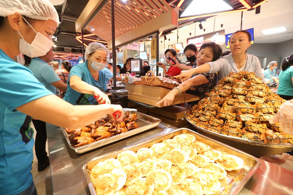 盒馬鮮生與大潤發合作開設位於海口的第一間門店，廣受當地市民歡迎。