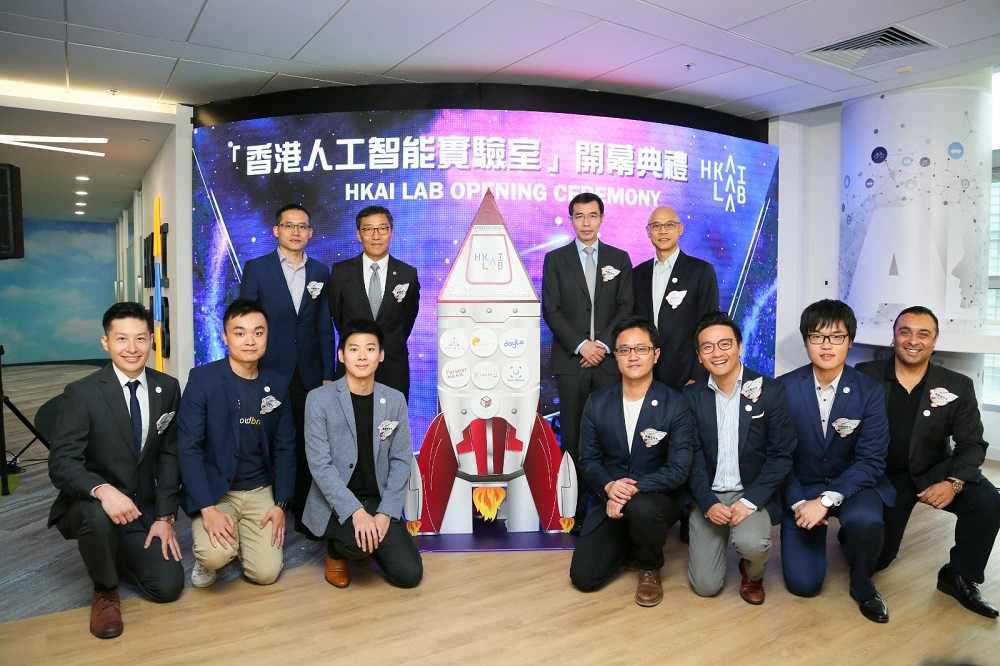 阿里巴巴集團首席技術官張建鋒（後排左一）、商湯科技創始人湯曉鷗（後排右二）及香港科技園公司行政總裁黃克強（後排左二）等出席「香港人工智能及數據實驗室」(HKAI Lab)正式營運的活動。