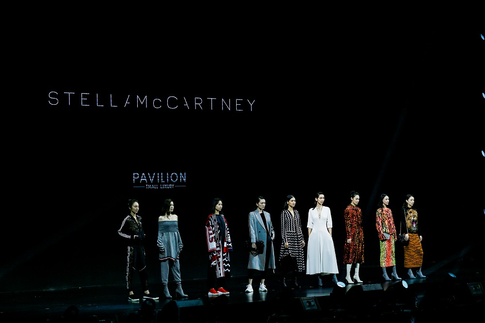 Stella McCartney也是天貓奢侈品平台Luxury Pavilion的合作品牌，並已在天貓上開設旗艦店，這次推出了獨家T恤和全新Loop運動鞋。