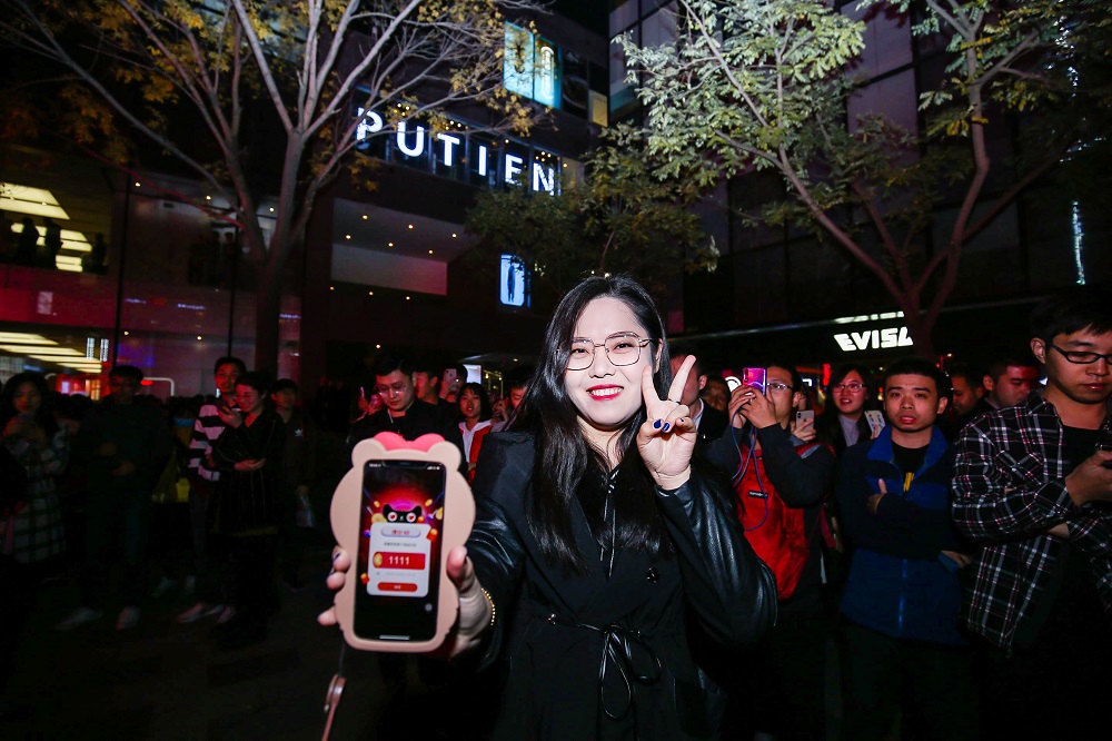 在北京三里屯太古里，大量消費者參與搶紅包活動。