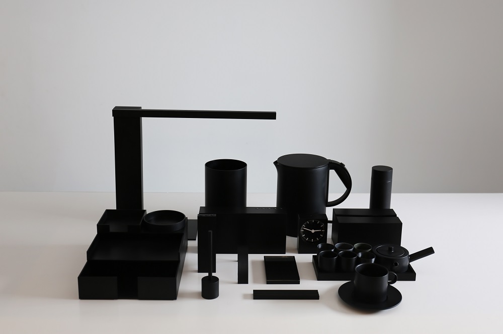 「生活分子」系列首批8項單品包括茶具、小座鐘、計算器、保溫壺、藍牙音響、桌面收納桶、紙巾盒等。