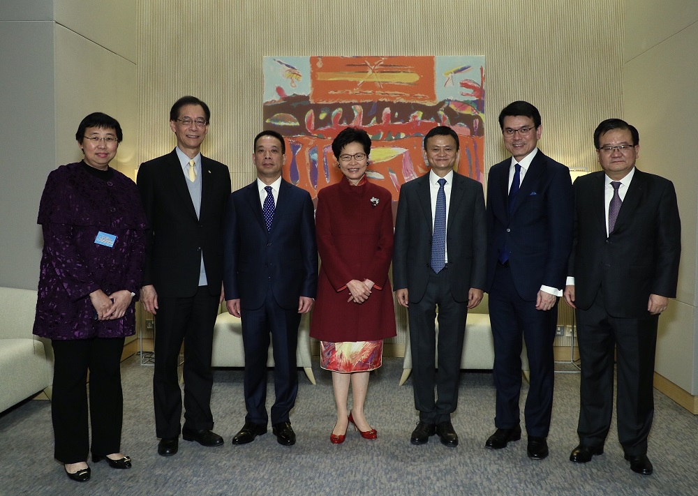 香港特別行政區行政長官林鄭月娥與馬雲等在「一帶一路︰香港 進」論壇開始前合照。
