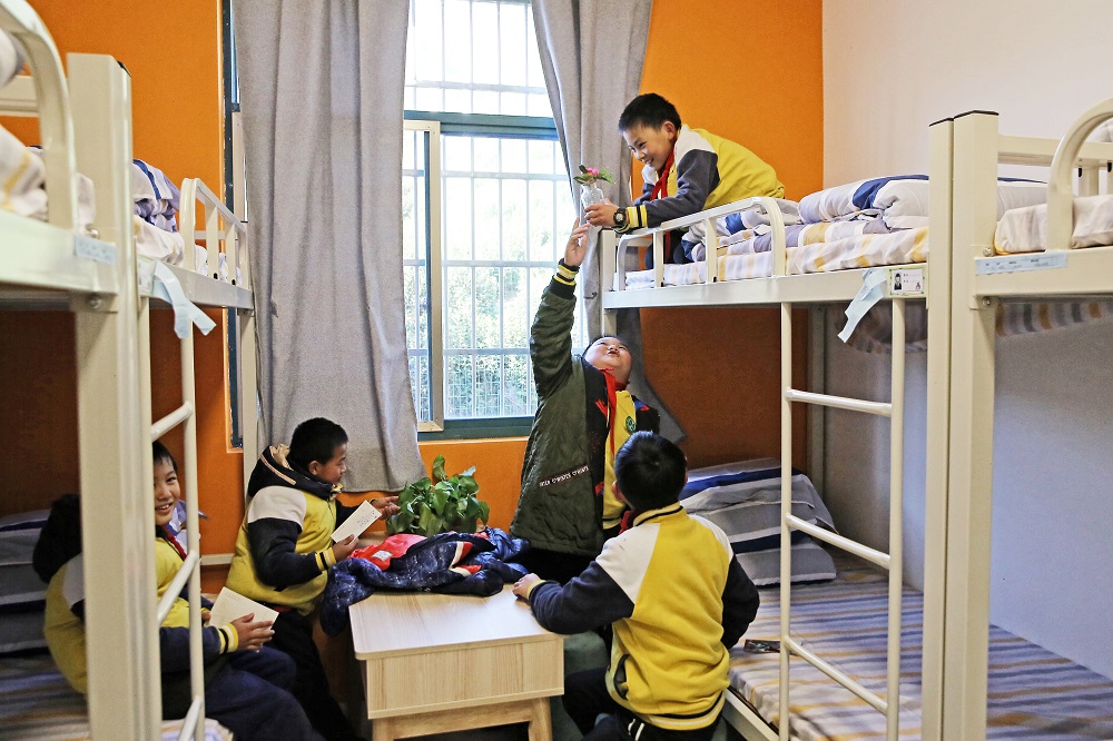 浙江省淳安縣梓桐鎮中心小學為馬雲鄉村寄宿制學校計劃於全中國首批5所試點學校之一，已經完成8間學生宿舍的改造。