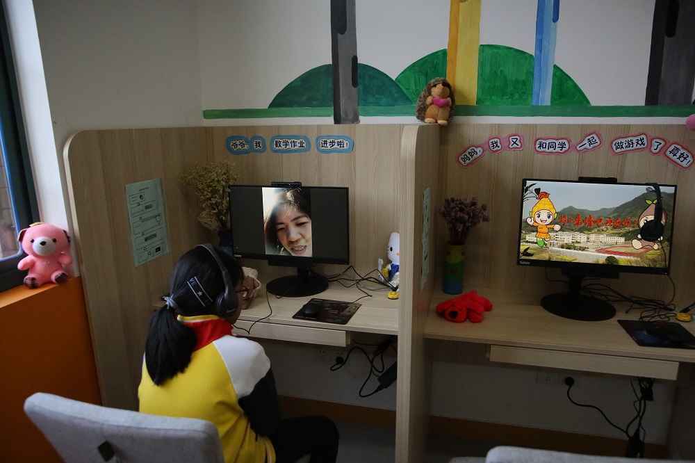 梓桐鎮中心小學新的生活空間內設有「親情吧」，學生可以在電腦前和遠方的父母視頻通話。