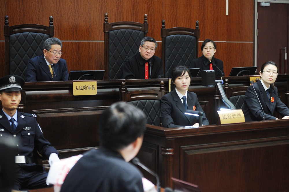 阿里巴巴起訴售賣假貨店鋪案件在上海市奉賢區法院公開審理。