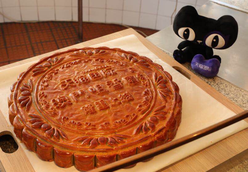 今個月底就是中秋節了，澳門咀香園特意為與天貓國際合作，而製作了一個大型月餅。