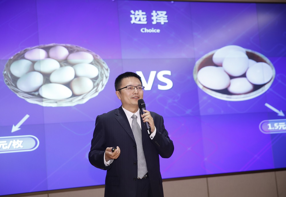 阿里健康副總裁王培宇表示，冀以追溯碼將食品企業和消費者連接起來。