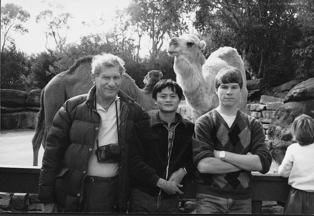 Ken Morley(左)在1985年邀請馬雲(中)前往澳洲旅行。右為David Morley。