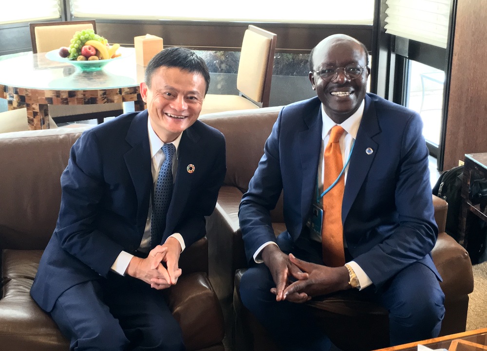 聯合國貿發會議秘書長基圖伊（Mukhisa Kituyi）（右）邀請阿里巴巴集團執行董事局主席馬雲（左）出任UNCTAD青年創業和中小企業特別顧問。