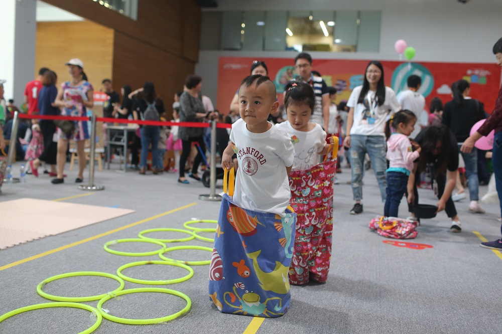 不少阿里員工趁「阿里日」帶同小孩到公司參與遊戲活動。