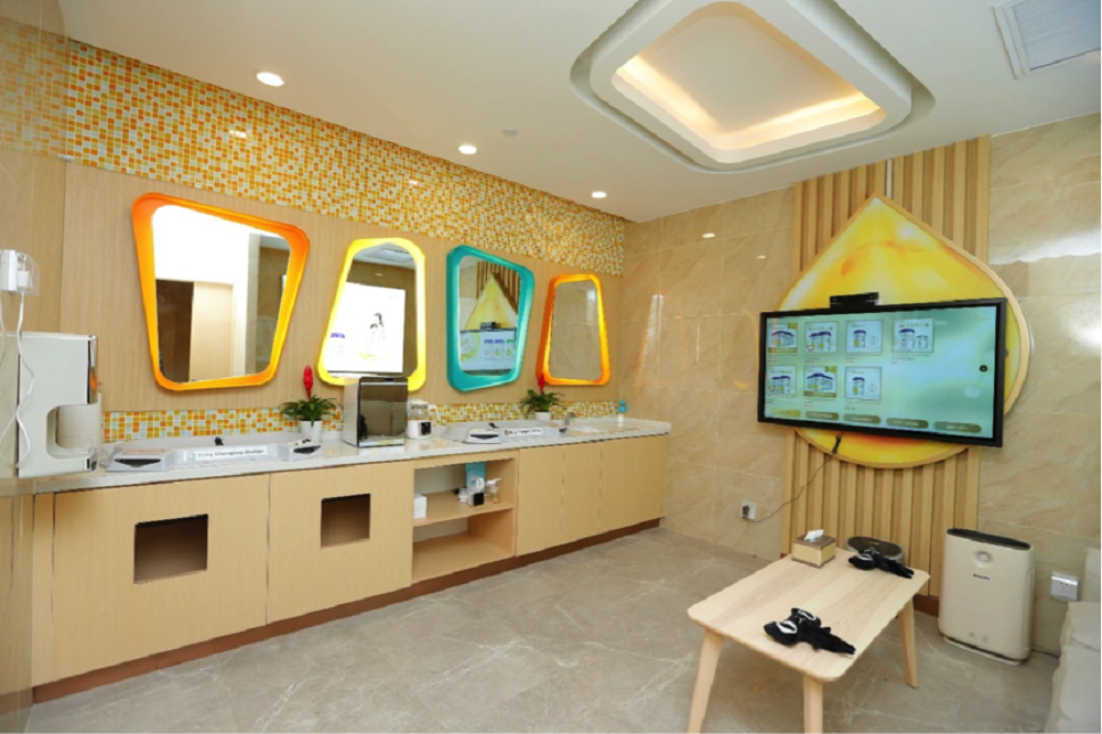 在上海第一百貨，天貓智能母嬰室，可通過天貓精靈聲控窗簾、調奶器等設備。
