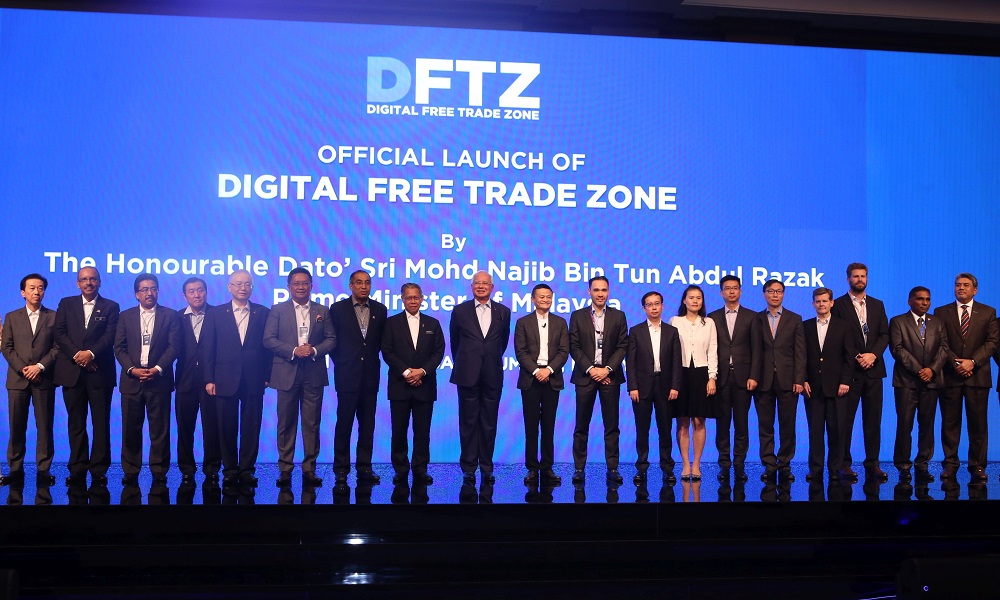阿里巴巴集團董事局主席馬雲與一眾高級管理層出席馬來西亞宣佈成立電子自由貿易區的儀式。